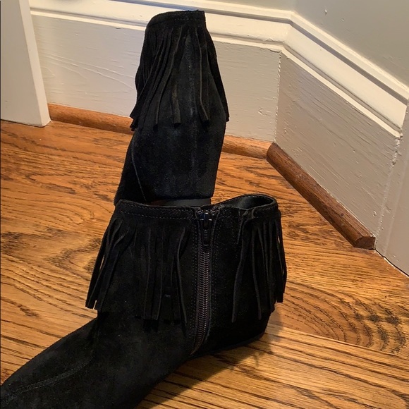 like new Comfortiva fringed booties - Picture 3 of 3
